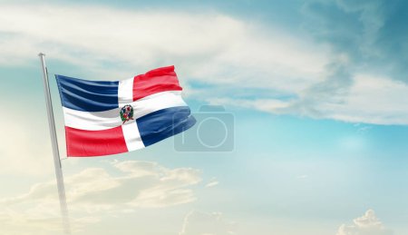 Téléchargez les photos : République dominicaine agitant le drapeau dans un ciel magnifique. - en image libre de droit