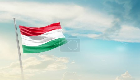 Téléchargez les photos : Hongrie agitant le drapeau dans un ciel magnifique. - en image libre de droit