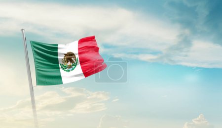 Téléchargez les photos : Mexique agitant le drapeau dans un ciel magnifique. - en image libre de droit