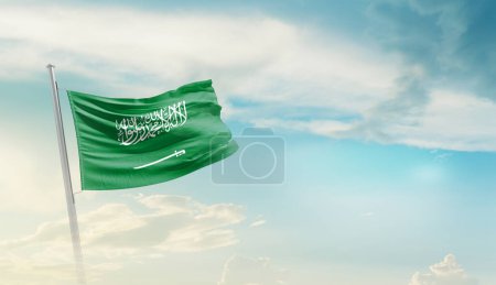 Foto de Arabia Saudita ondeando bandera en hermoso cielo. - Imagen libre de derechos