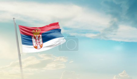 Téléchargez les photos : Serbie agitant le drapeau dans un ciel magnifique. - en image libre de droit