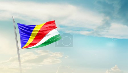 Foto de Seychelles ondeando bandera en el hermoso cielo. - Imagen libre de derechos