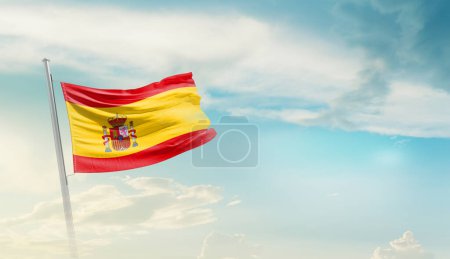 Foto de Bandera de España ondeando en hermoso cielo. - Imagen libre de derechos