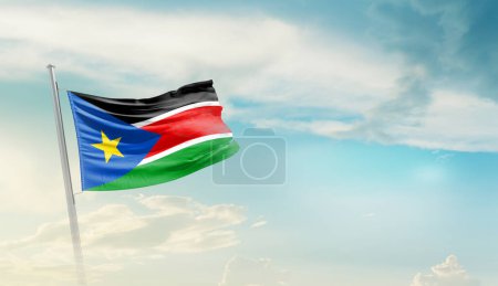 Foto de Sudán del Sur ondeando bandera en hermoso cielo. - Imagen libre de derechos