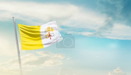 Téléchargez les photos : Vatican City waving flag in beautiful sky. - en image libre de droit