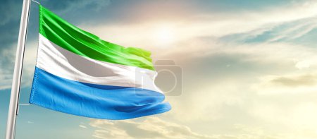 Téléchargez les photos : Sierra Leone agitant le drapeau dans un ciel magnifique. - en image libre de droit