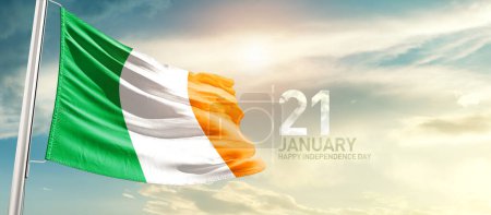 Foto de Irlanda ondeando bandera en hermoso cielo con sol - Imagen libre de derechos