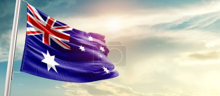 Foto de Australia ondeando bandera en hermoso cielo con sol - Imagen libre de derechos