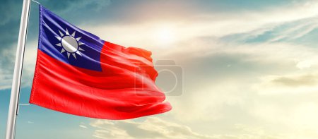 Taiwan schwenkt Flagge in schönem Himmel mit Sonne