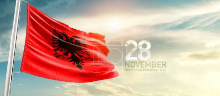 Téléchargez les photos : Albanie agitant le drapeau dans un ciel magnifique avec le soleil - en image libre de droit