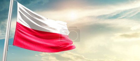Téléchargez les photos : Poland waving flag in beautiful sky with sun - en image libre de droit