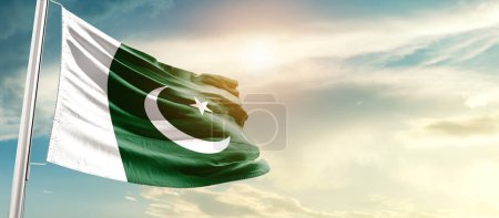 Téléchargez les photos : Pakistan waving flag in beautiful sky with sun - en image libre de droit