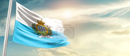 Foto de Bandera de San Marino ondeando en hermoso cielo con sol - Imagen libre de derechos