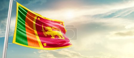 Foto de Sri Lanka ondeando bandera en hermoso cielo con sol - Imagen libre de derechos
