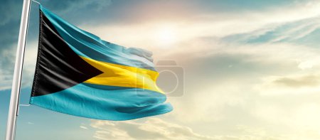 Foto de Bahamas ondeando bandera en hermoso cielo con sol - Imagen libre de derechos