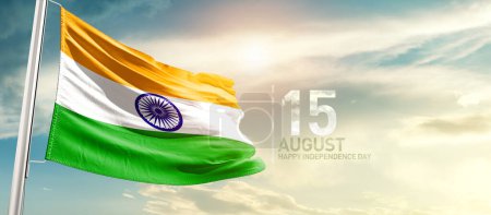 Téléchargez les photos : Inde agitant le drapeau dans un ciel magnifique avec le soleil - en image libre de droit