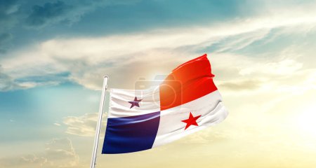 Foto de Panamá ondeando bandera en hermoso cielo con sol - Imagen libre de derechos