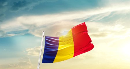 Téléchargez les photos : Tchad agitant le drapeau dans un ciel magnifique avec le soleil - en image libre de droit