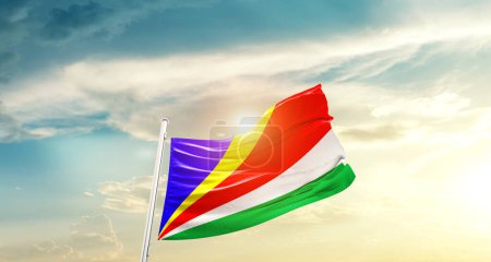 Téléchargez les photos : Seychelles waving flag in beautiful sky with sun - en image libre de droit