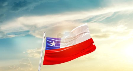 Foto de Chile waving flag in beautiful sky with sun - Imagen libre de derechos