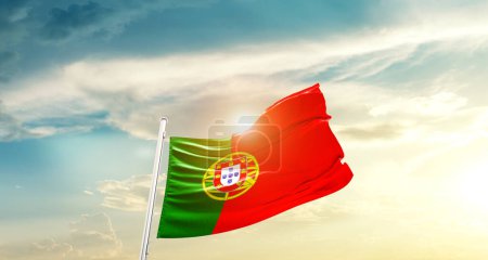 Téléchargez les photos : Portugal agitant le drapeau dans un ciel magnifique avec le soleil - en image libre de droit