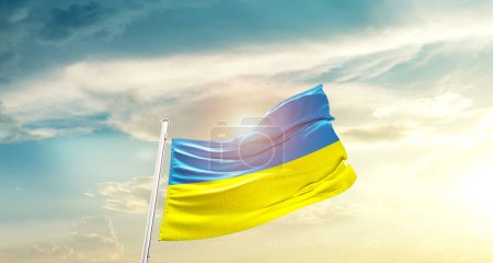 Foto de Ucrania ondeando bandera en el hermoso cielo con sol - Imagen libre de derechos