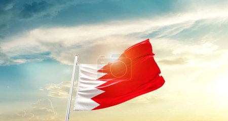 Foto de Bandera de Bahréin ondeando en hermoso cielo con sol - Imagen libre de derechos