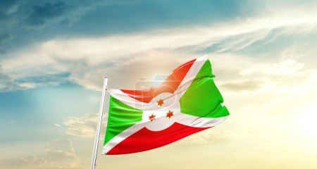 Foto de Burundi ondeando bandera en el hermoso cielo con sol - Imagen libre de derechos