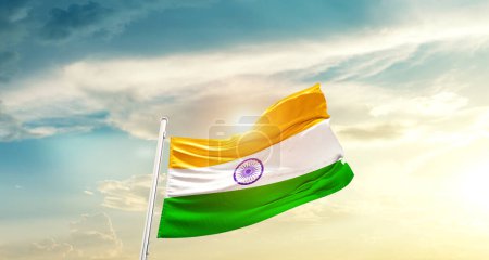Foto de India waving flag in beautiful sky with sun - Imagen libre de derechos