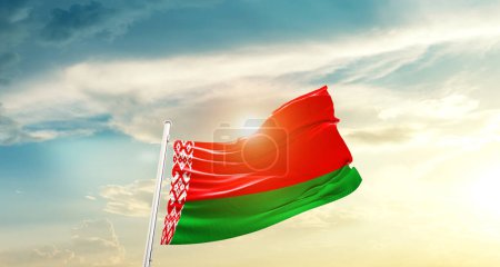 Téléchargez les photos : Belarus waving flag in beautiful sky with sun - en image libre de droit