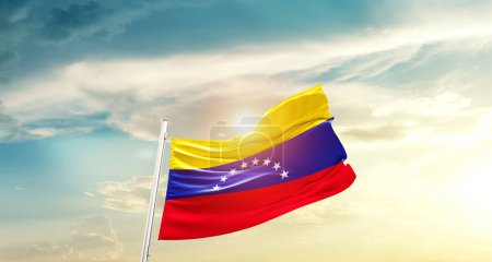 Téléchargez les photos : Venezuela agitant le drapeau dans un ciel magnifique avec le soleil - en image libre de droit