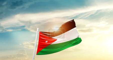 Foto de Jordania ondeando bandera en hermoso cielo con sol - Imagen libre de derechos