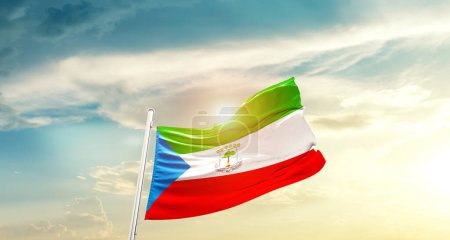 Foto de Guinea Ecuatorial ondeando bandera en hermoso cielo con sol - Imagen libre de derechos