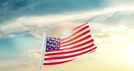 Foto de Estados Unidos ondeando bandera en hermoso cielo con sol - Imagen libre de derechos