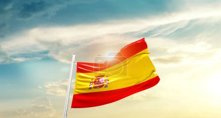 Foto de Bandera de España ondeando en hermoso cielo con sol - Imagen libre de derechos