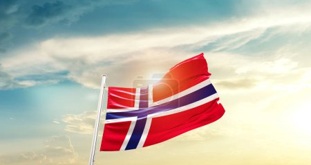 Téléchargez les photos : Norvège agitant drapeau dans un ciel magnifique avec soleil - en image libre de droit