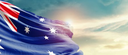 Foto de Australia ondeando bandera en hermoso cielo con sol - Imagen libre de derechos