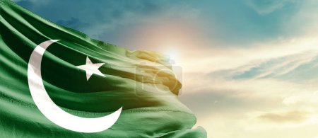Téléchargez les photos : Drapeau du Pakistan agitant dans un ciel magnifique avec soleil - en image libre de droit