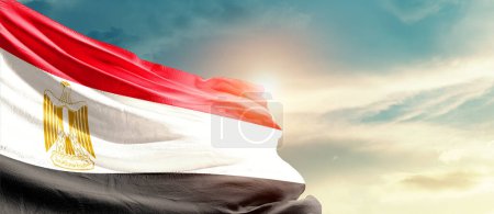 Foto de Egipto ondeando bandera en el hermoso cielo con sol - Imagen libre de derechos