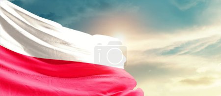 Foto de Polonia ondeando bandera en hermoso cielo con sol - Imagen libre de derechos