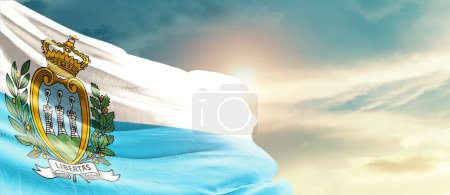 Téléchargez les photos : Drapeau de Saint-Marin agitant dans un ciel magnifique avec soleil - en image libre de droit