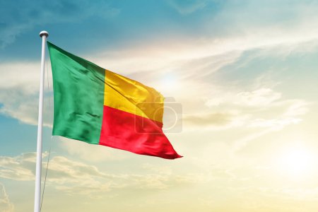 Téléchargez les photos : Drapeau du Bénin agitant un beau ciel avec soleil - en image libre de droit