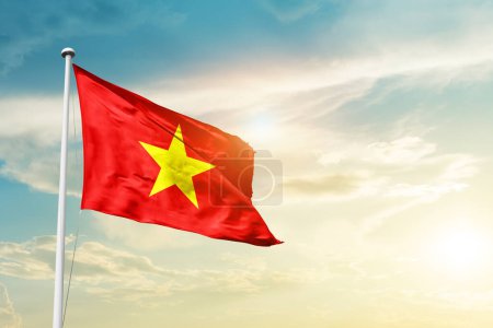 Téléchargez les photos : Vietnam waving flag in beautiful sky with sun - en image libre de droit