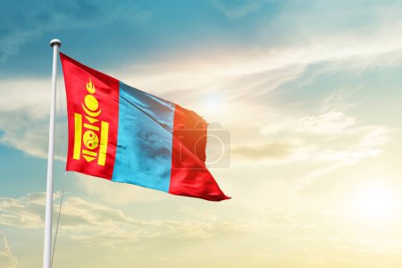 Foto de Mongolia ondeando bandera en el hermoso cielo con sol - Imagen libre de derechos