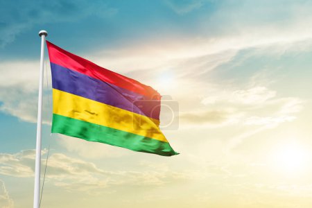 Mauritius schwenkt Flagge am schönen Himmel mit Sonne