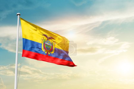 Téléchargez les photos : Ecuador waving flag in beautiful sky with sun - en image libre de droit