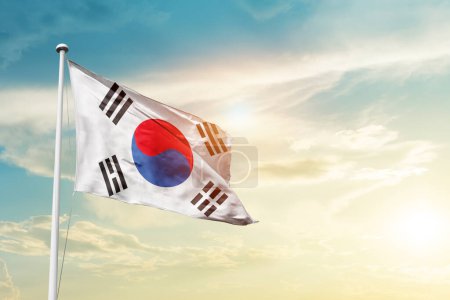 Foto de Corea del Sur ondeando bandera en hermoso cielo con sol - Imagen libre de derechos