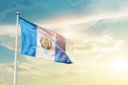 Foto de Guatemala ondeando bandera en hermoso cielo con sol - Imagen libre de derechos