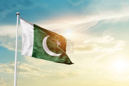 Téléchargez les photos : Drapeau du Pakistan agitant dans un ciel magnifique avec soleil - en image libre de droit