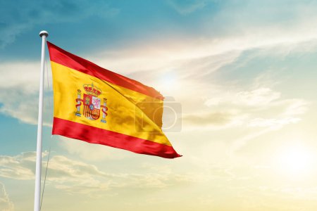 Téléchargez les photos : Espagne agitant le drapeau dans un ciel magnifique avec le soleil - en image libre de droit